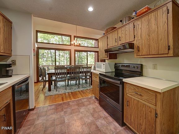 5th image of 803 Basswood Ct E