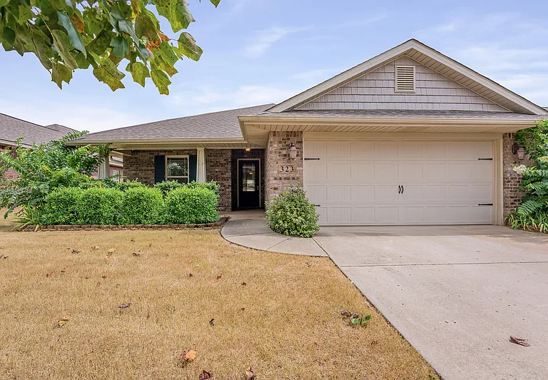 323 Harbor Glen Dr SW — Photo 1