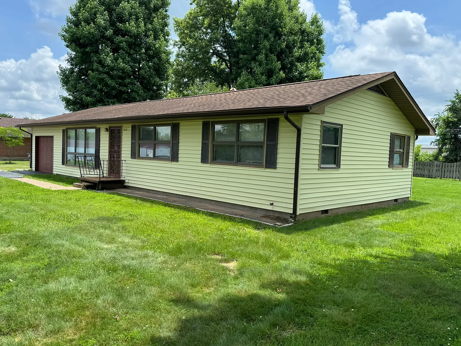 102 Oaklawn Circle — Photo 2