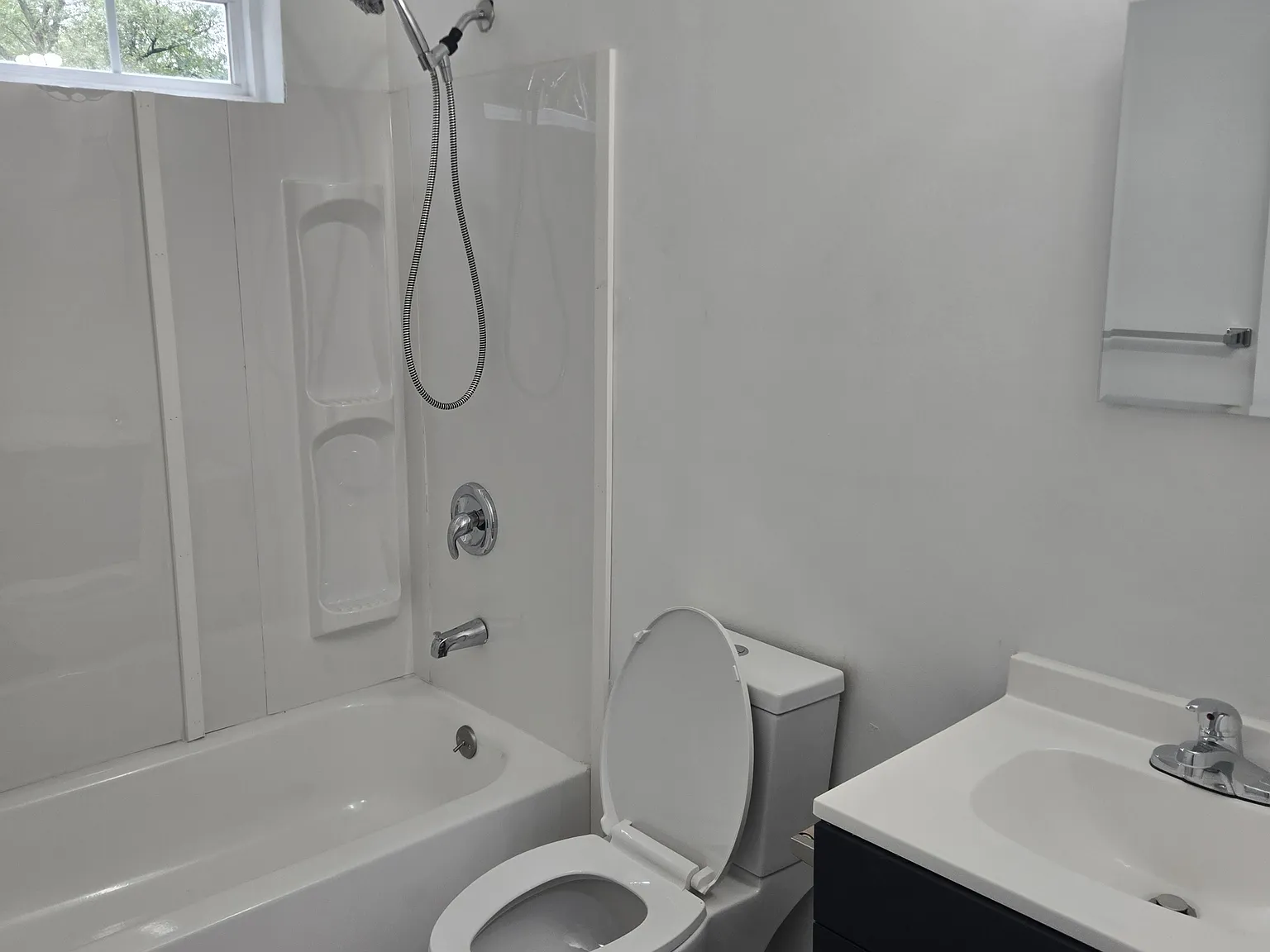 1200 Cheshire Ave - - — Photo 4