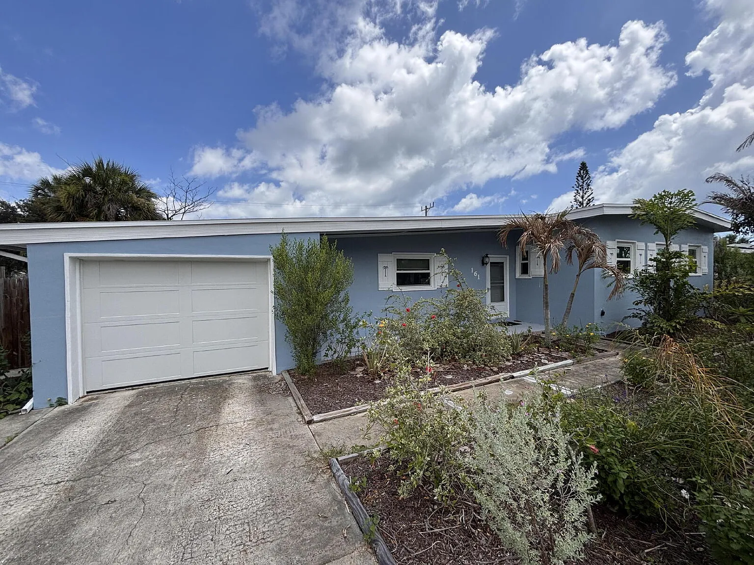 3 bed, 2.0 bath, 1300 sqft, $2,700 — Photo 2