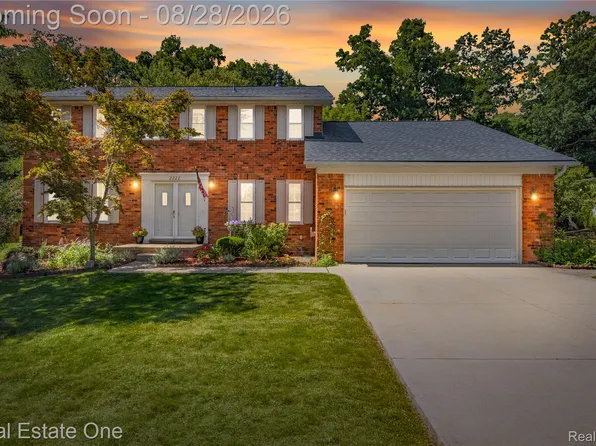 2222 Carpathian Dr, West Bloomfield, MI 48324