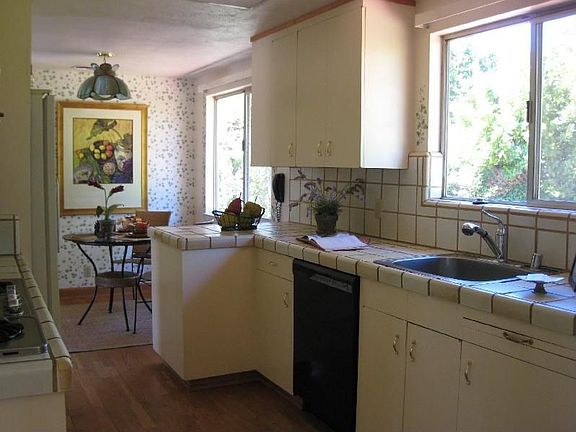 3rd image of 279 Jardin Dr