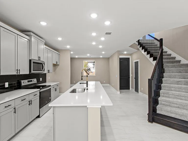 17503 Panorama Dr — Photo 3