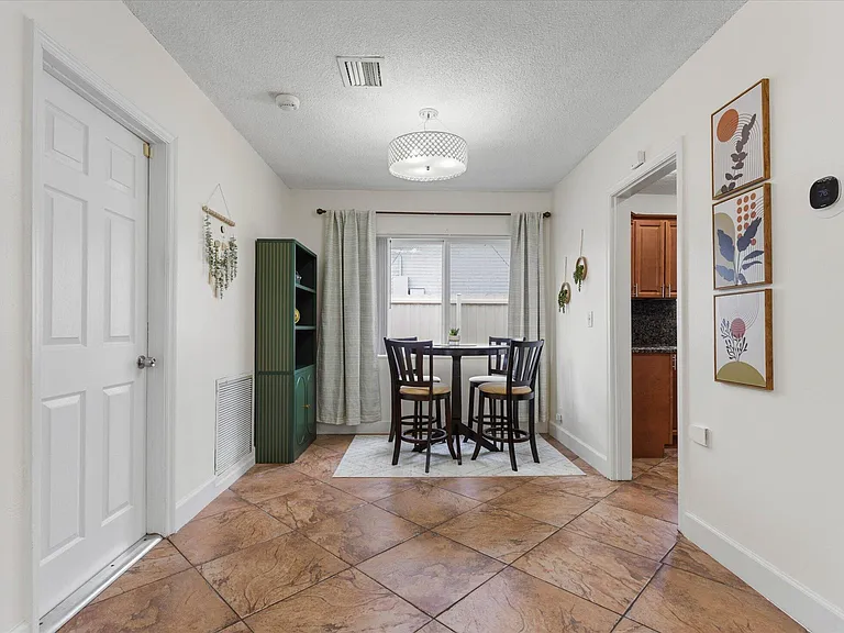 6515 SW 8th Pl — Photo 9