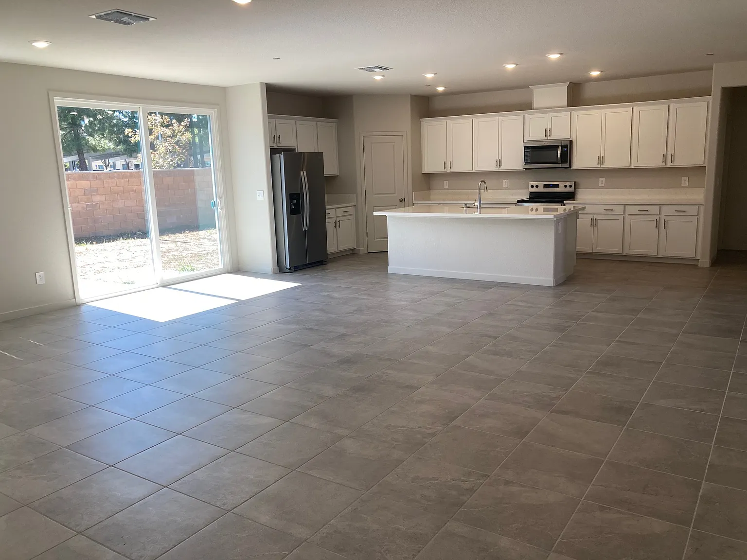 4 bed, 2520 sqft, $850 — Photo 4