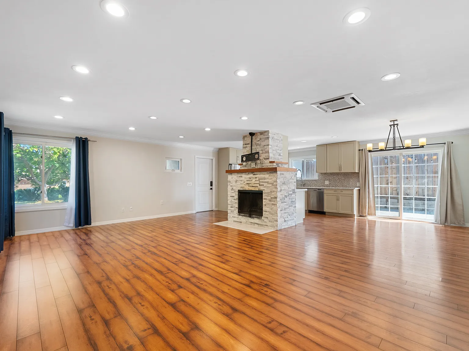 3 bed, 1400 sqft, $4,500 — Photo 3
