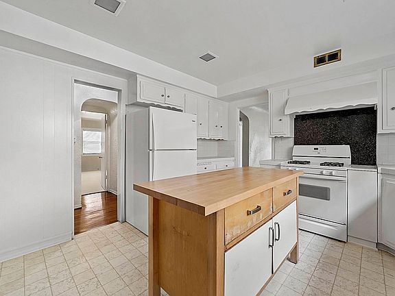 3rd image of 7928 W 4th St