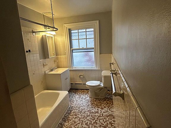 4th image of 237 Haverford Ave