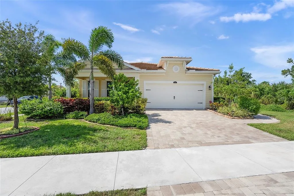 3 bed, 2.0 bath, 1944 sqft, $3,695 — Photo 2