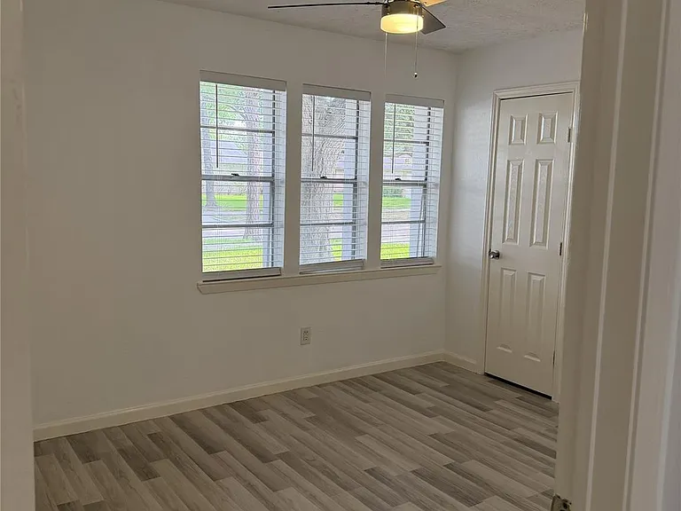 1211 Twining Oaks Ln N — Photo 13