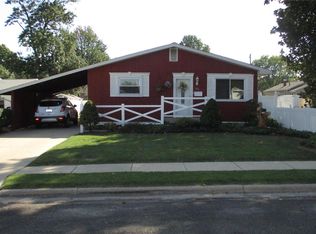 133 W 1st St, Roxana, IL 62084