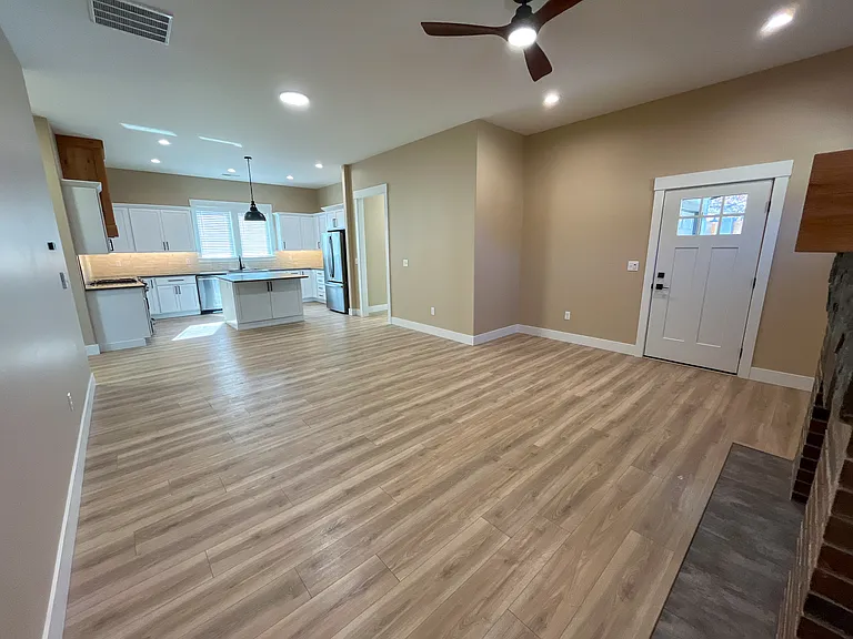 1220 W Spring Ln — Photo 4