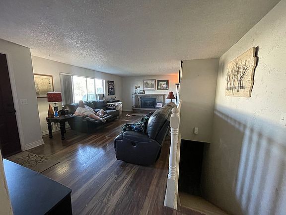 Living room with gas firepla
