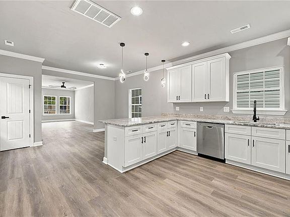 5th image of 213 Claremont Ave