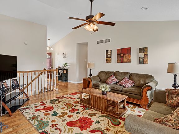 5th image of 292 Arbor Cir