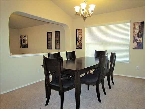 5th image of 358 Bloomsbury Dr