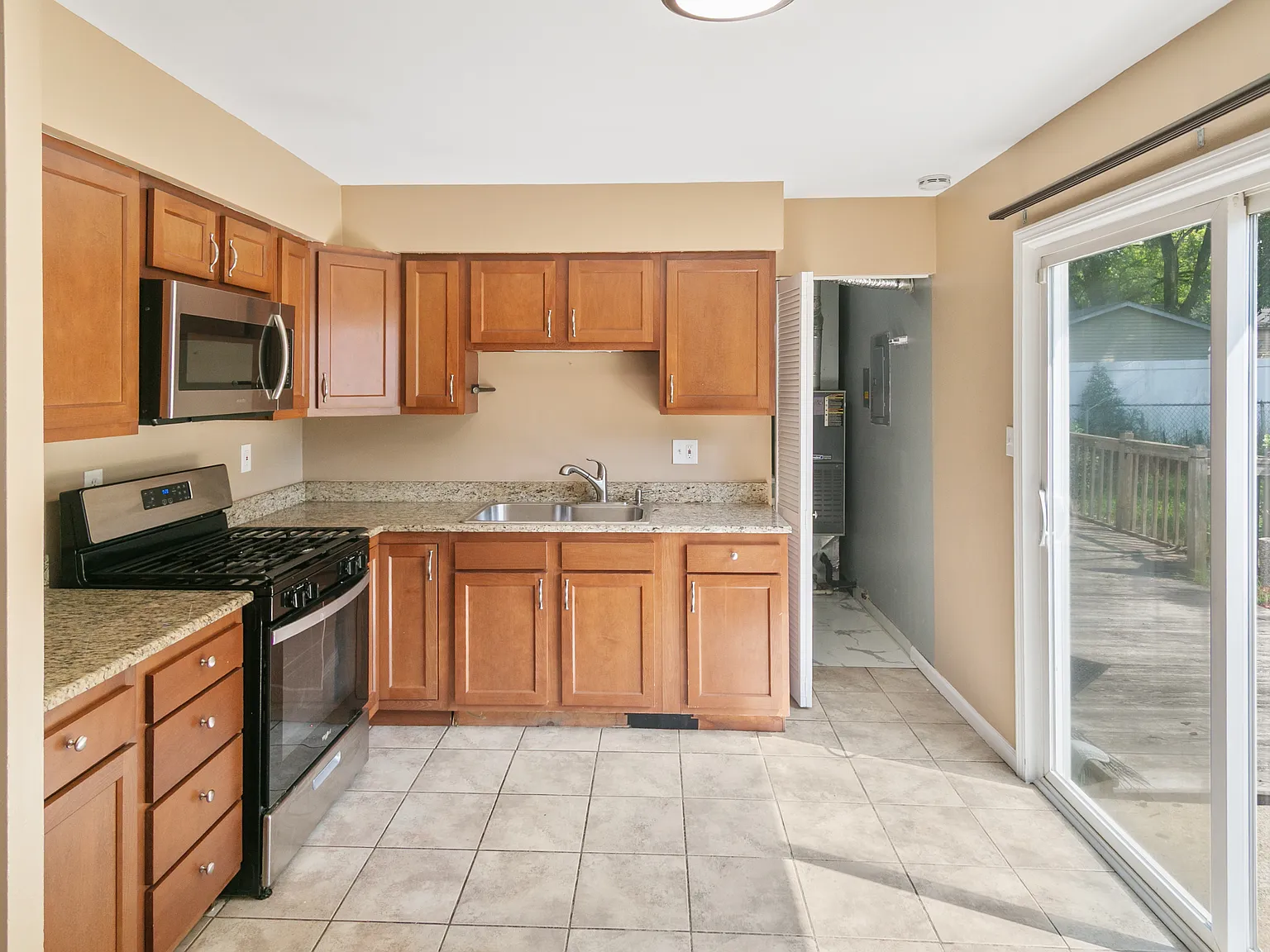 3 bed, 900 sqft, $2,395 — Photo 2