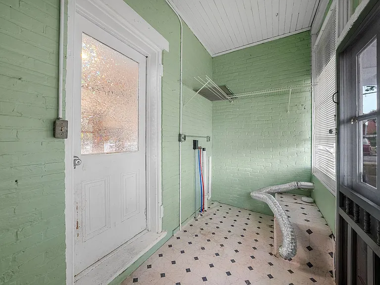 958 Queen St — Photo 15