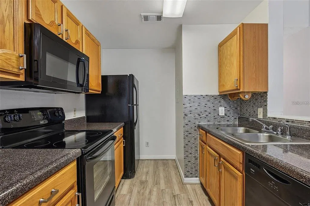 2 bed, 1.0 bath, 1342 sqft, $1,650 — Photo 4