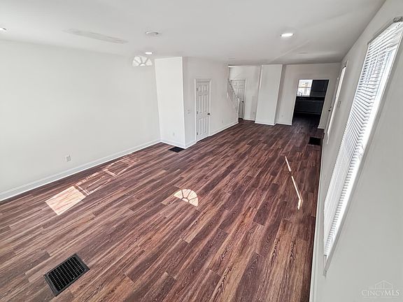 4th image of 334 Hanover St