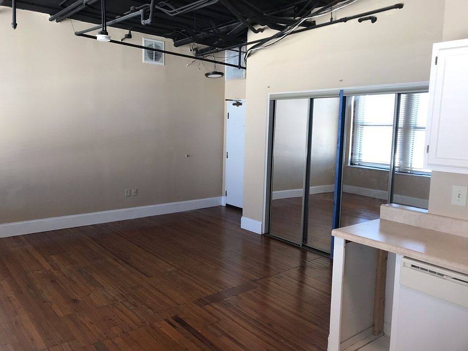 2nd image of 114 Washington St SE #404