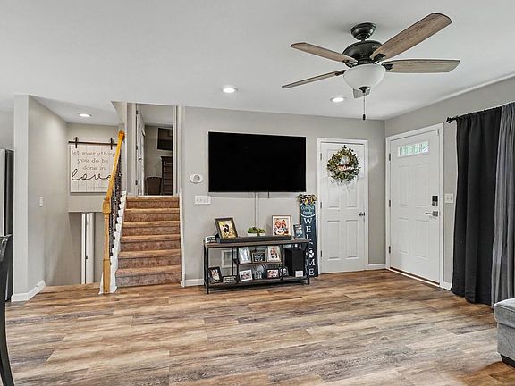 5th image of 493 Adrian Rd