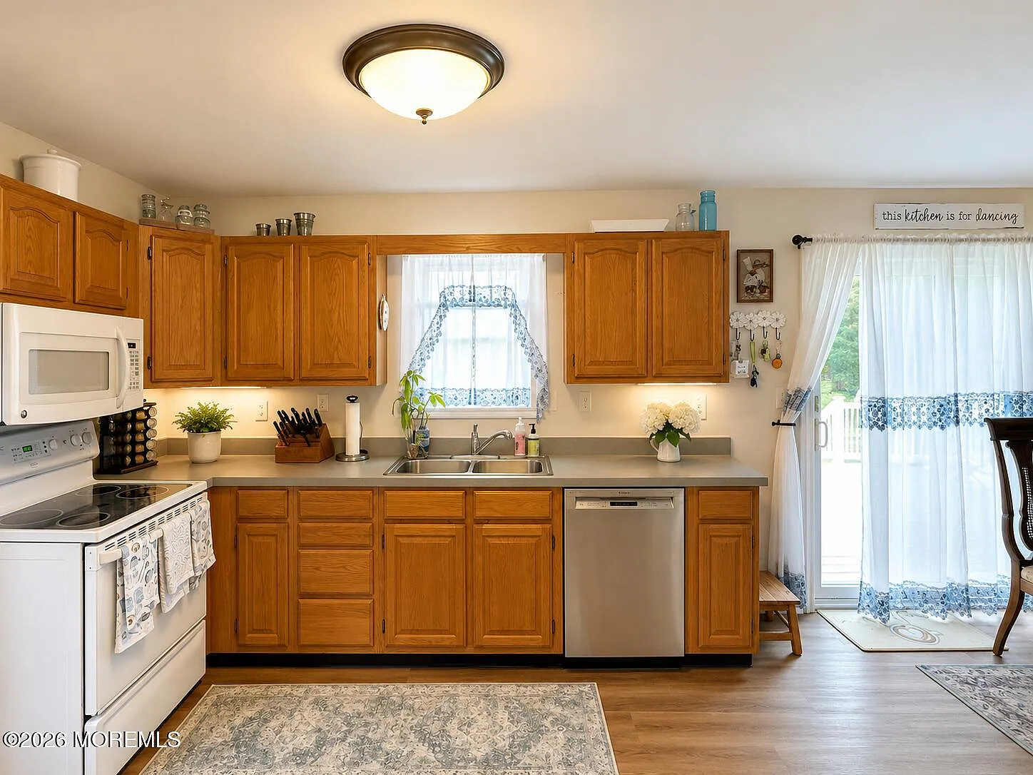 2 bed, 1232 sqft, $3,100 — Photo 2