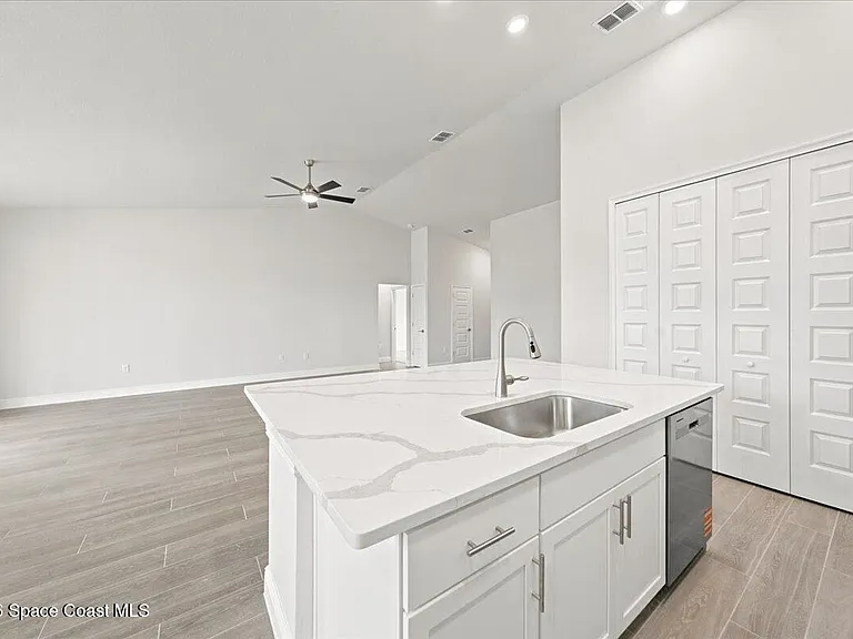 407 Cellini Ave NE — Photo 37