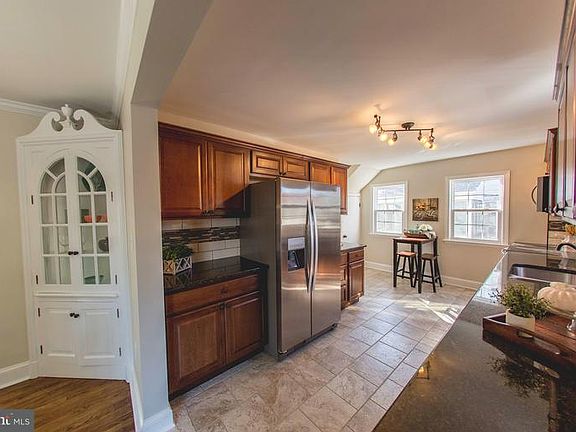 4th image of 811 Woodland Way