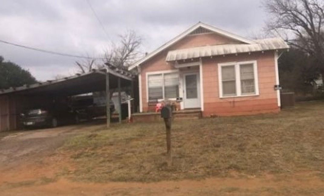 216 W Hugo St, Dilley, TX 78017 Zillow