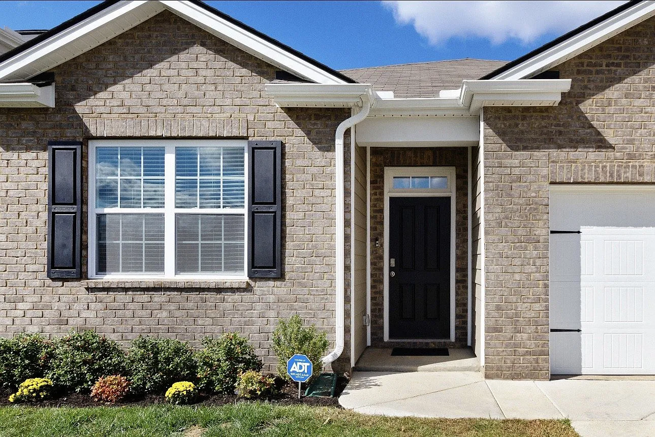 4 bed, 2.0 bath, 1774 sqft, $2,400 — Photo 2