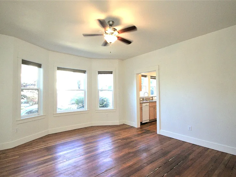 2046 Franklin Ave E — Photo 13