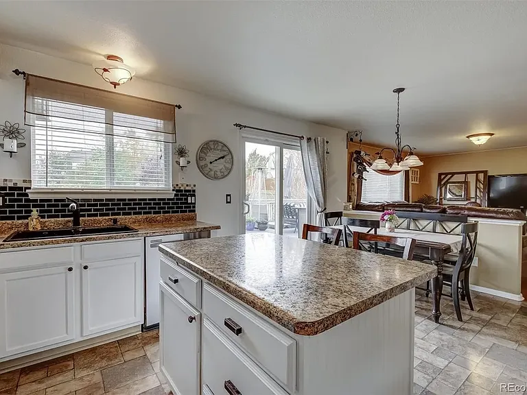 5542 S Valdai Way — Photo 2