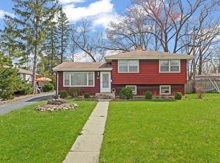 815 Silver Lake Rd, Cary, IL 60013