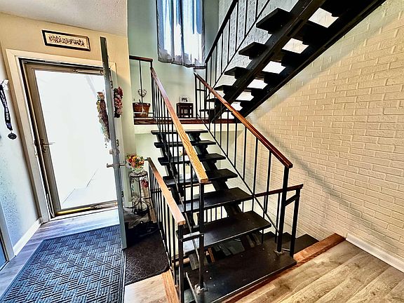 3rd image of 2111 Croydon Ave