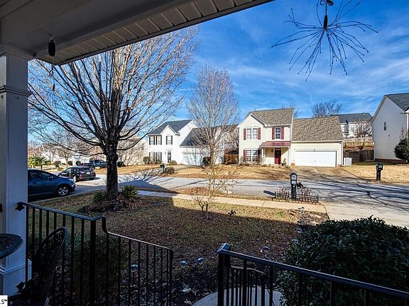 3rd image of 237 Highgate Cir
