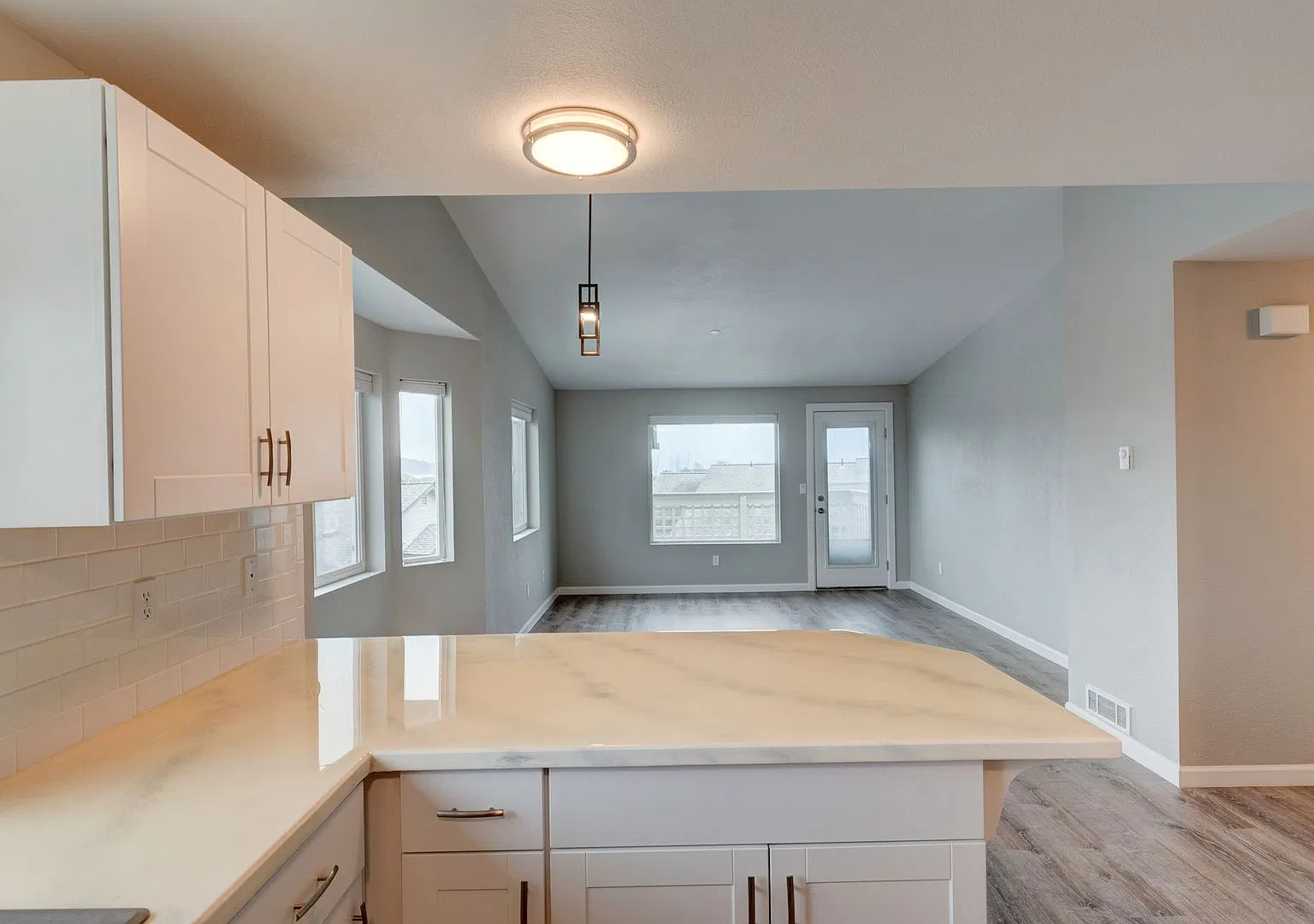 Beautifully updated 2 bed, 2 bath Condo in Pointe Of View — Photo 3
