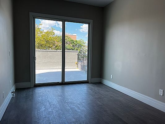 5th image of 1070A Dekalb Ave #4