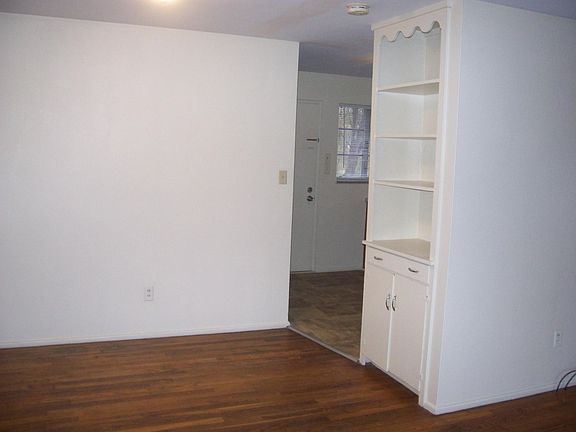 3rd image of 3815 Woodlake Dr