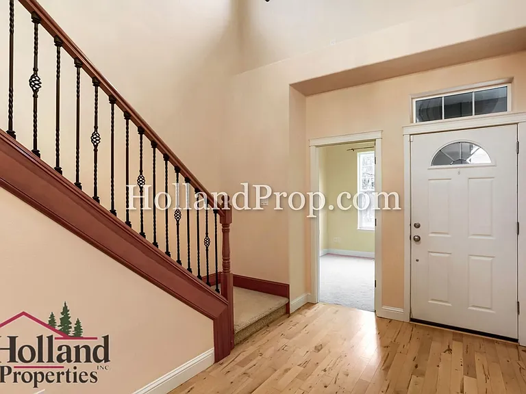 319 NW Wildwood St — Photo 4