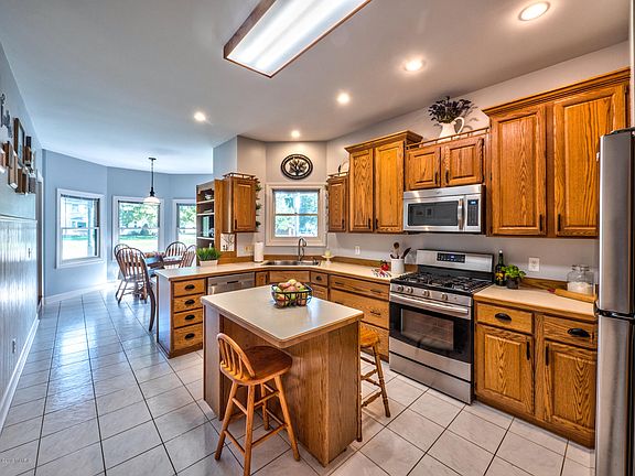 5th image of 5025 Queen Victoria Ln