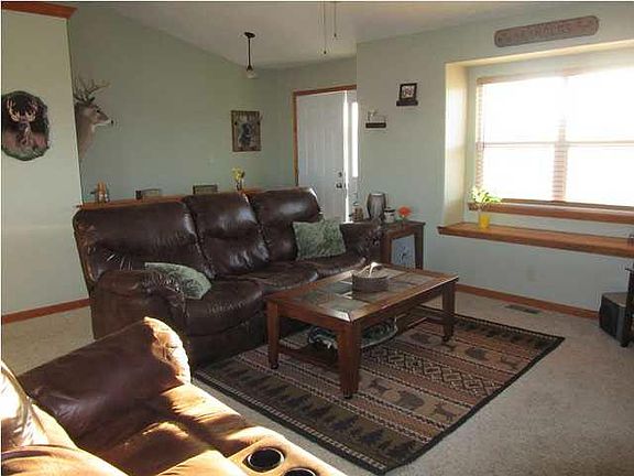 3rd image of 400 Meadowlark Dr
