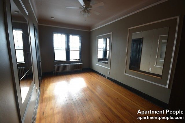 2nd image of 948 W Cuyler Ave APT 213