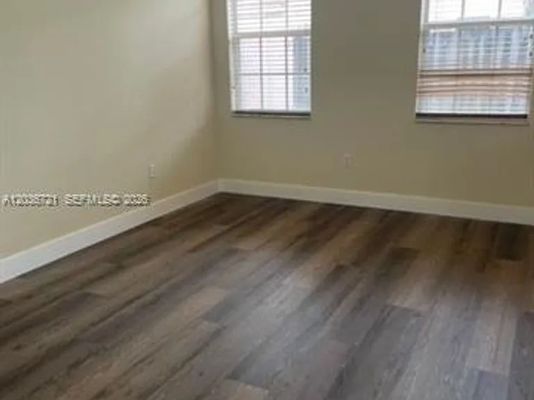 211 Las Brisas Cir #211 — Photo 6