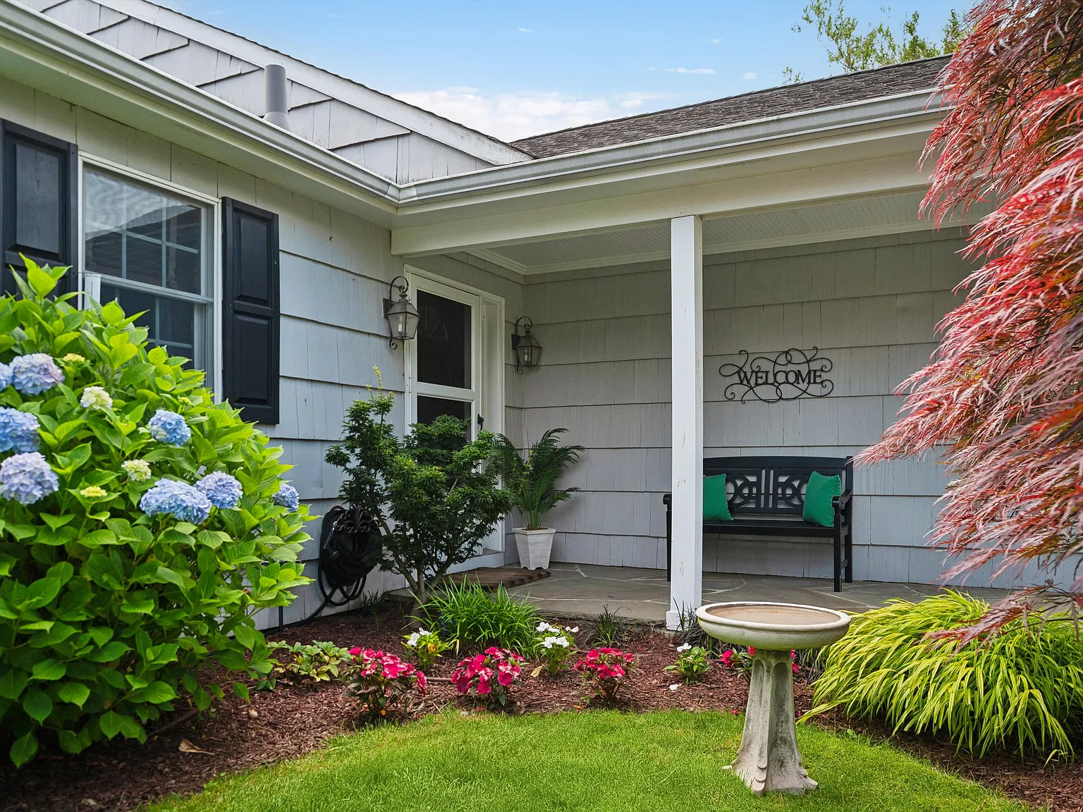 Inviting Southampton Condo — Photo 3