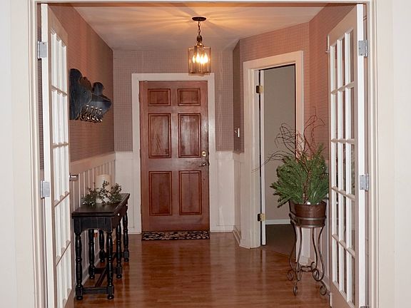 3rd image of 922 Earl Dr