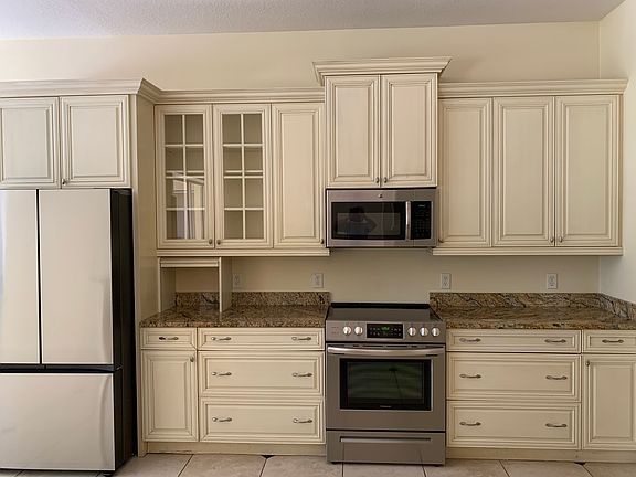 Kitchen bac wall (plenty of drawers, bread garage)