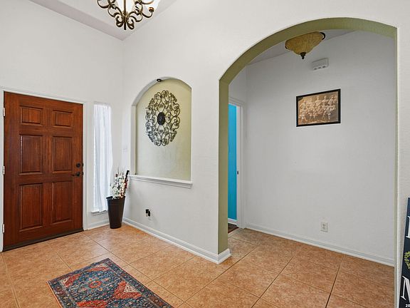 5th image of 305 HILTON DR
