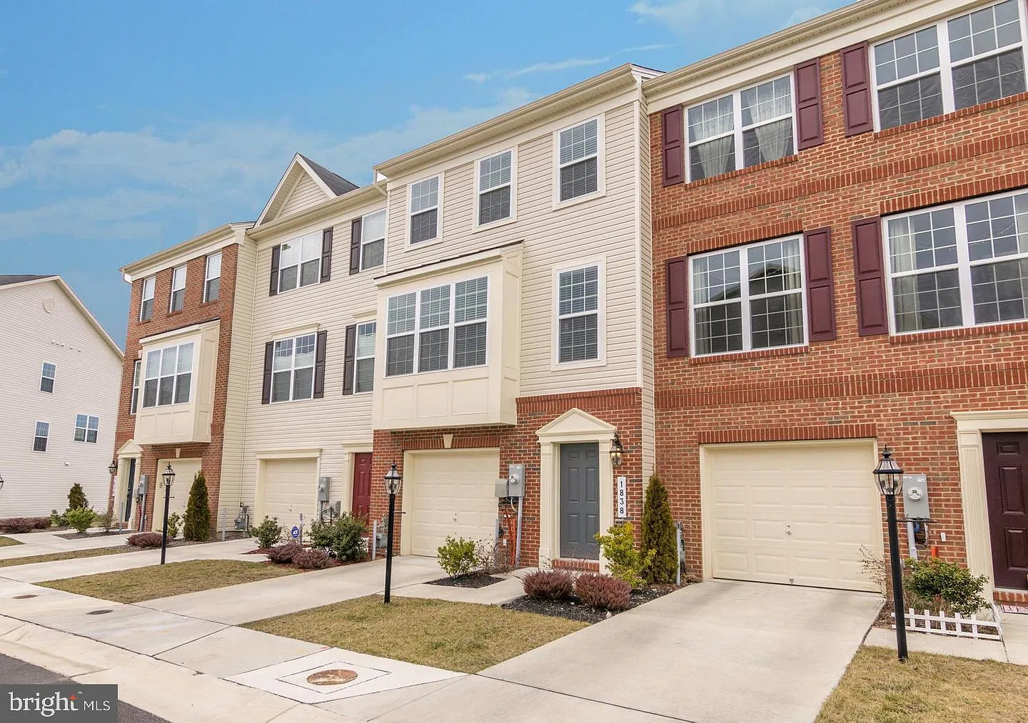 3 bed, 4.0 bath, 2130 sqft, $3,000 — Photo 2